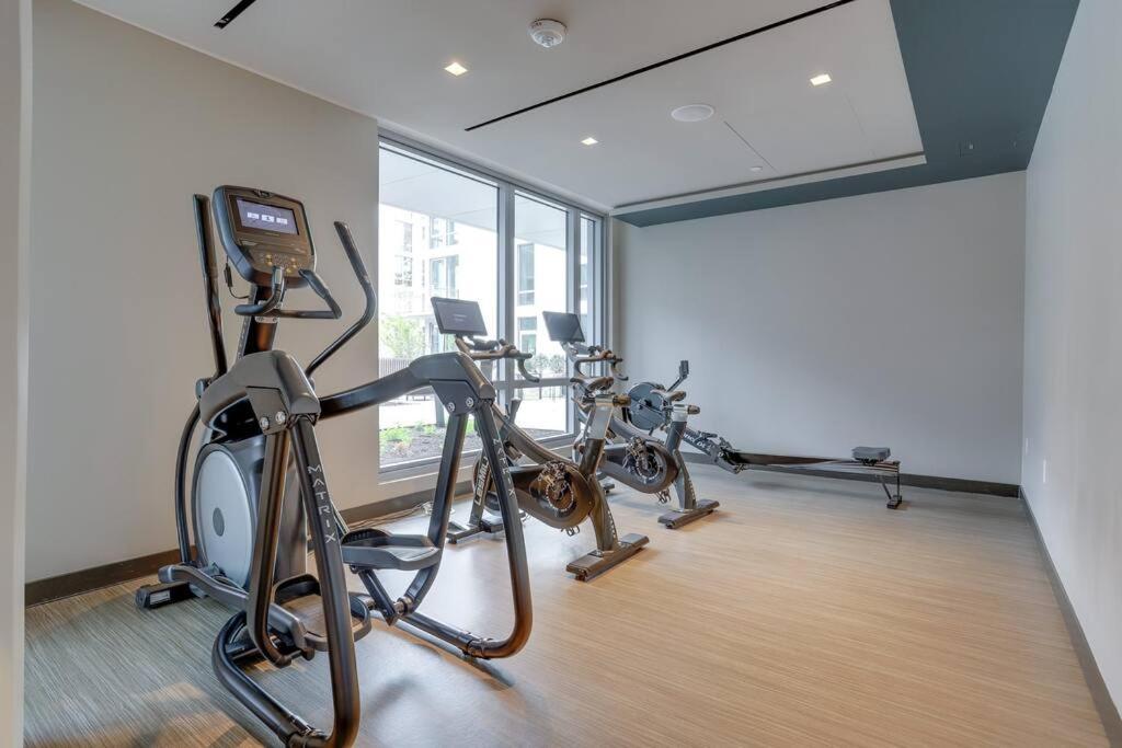 Stylish At Clarendon With Rooftop Views Arlington