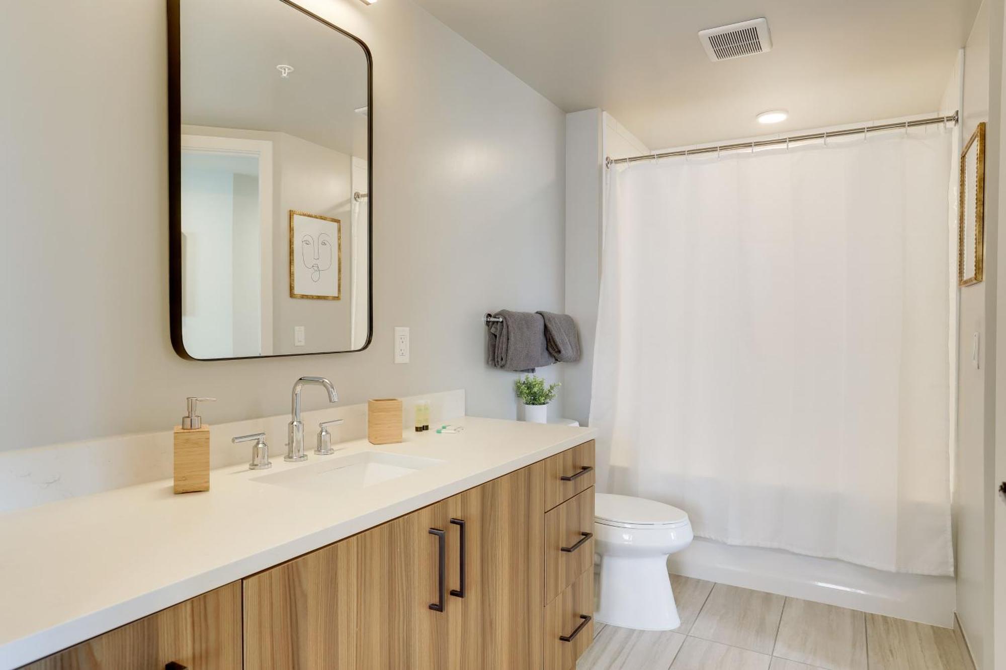 Stylish At Clarendon With Rooftop Views Apartment *