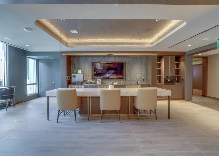 Stylish Condo At Clarendon With Rooftop Views