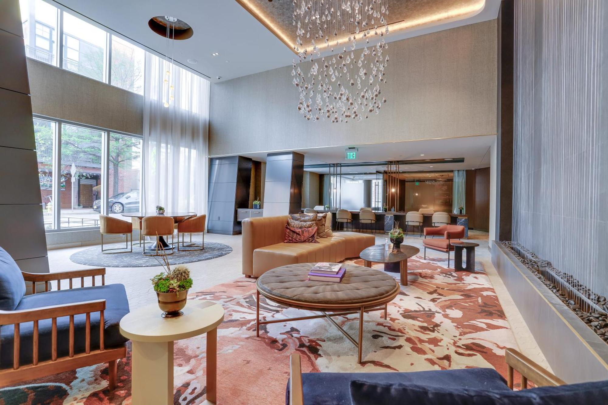 Stylish At Clarendon With Rooftop Views