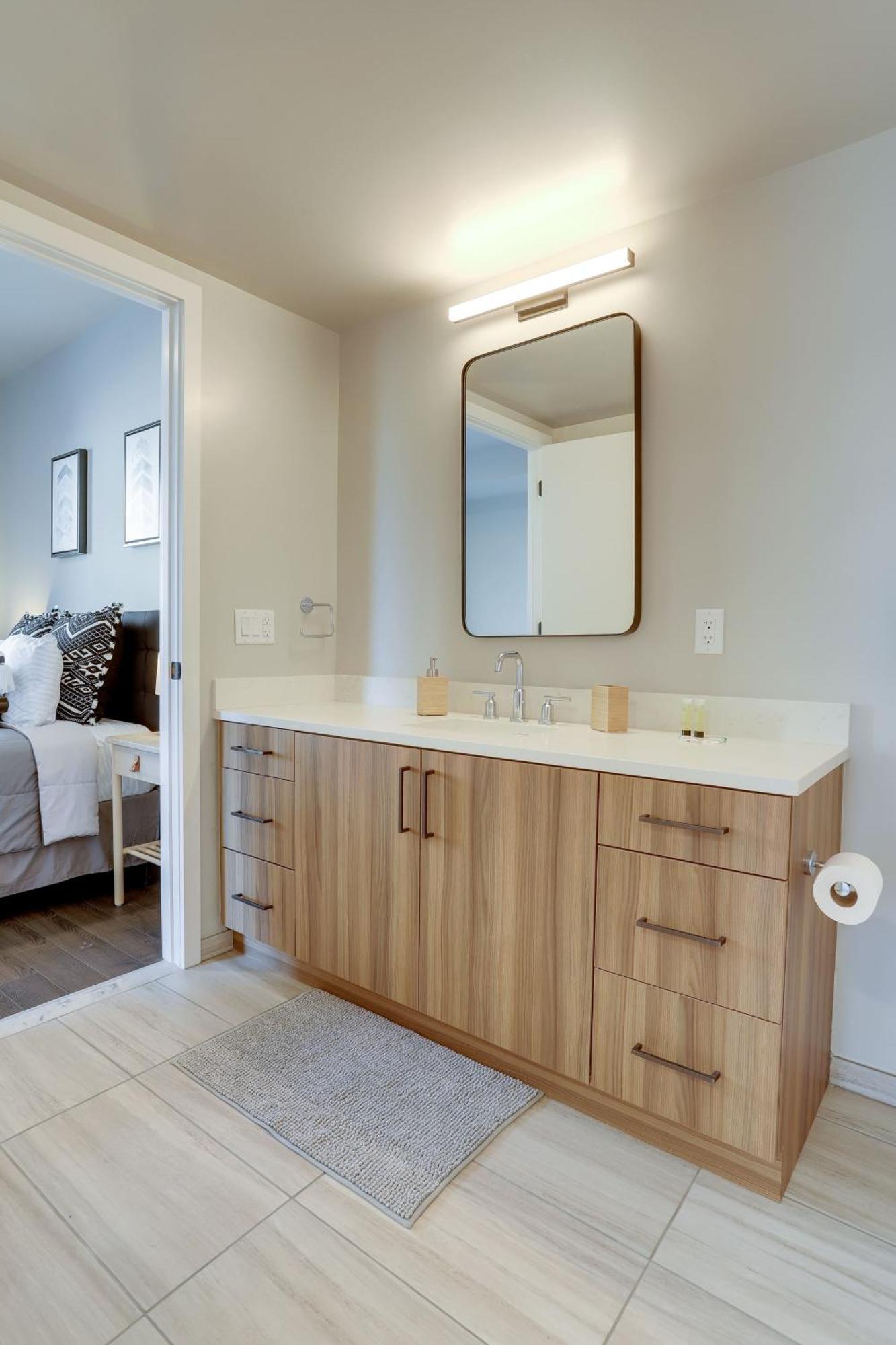 Stylish At Clarendon With Rooftop Views